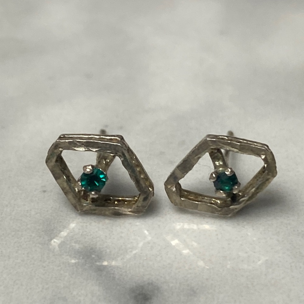 Vintage emerald stud diamond shaped‎ earrings